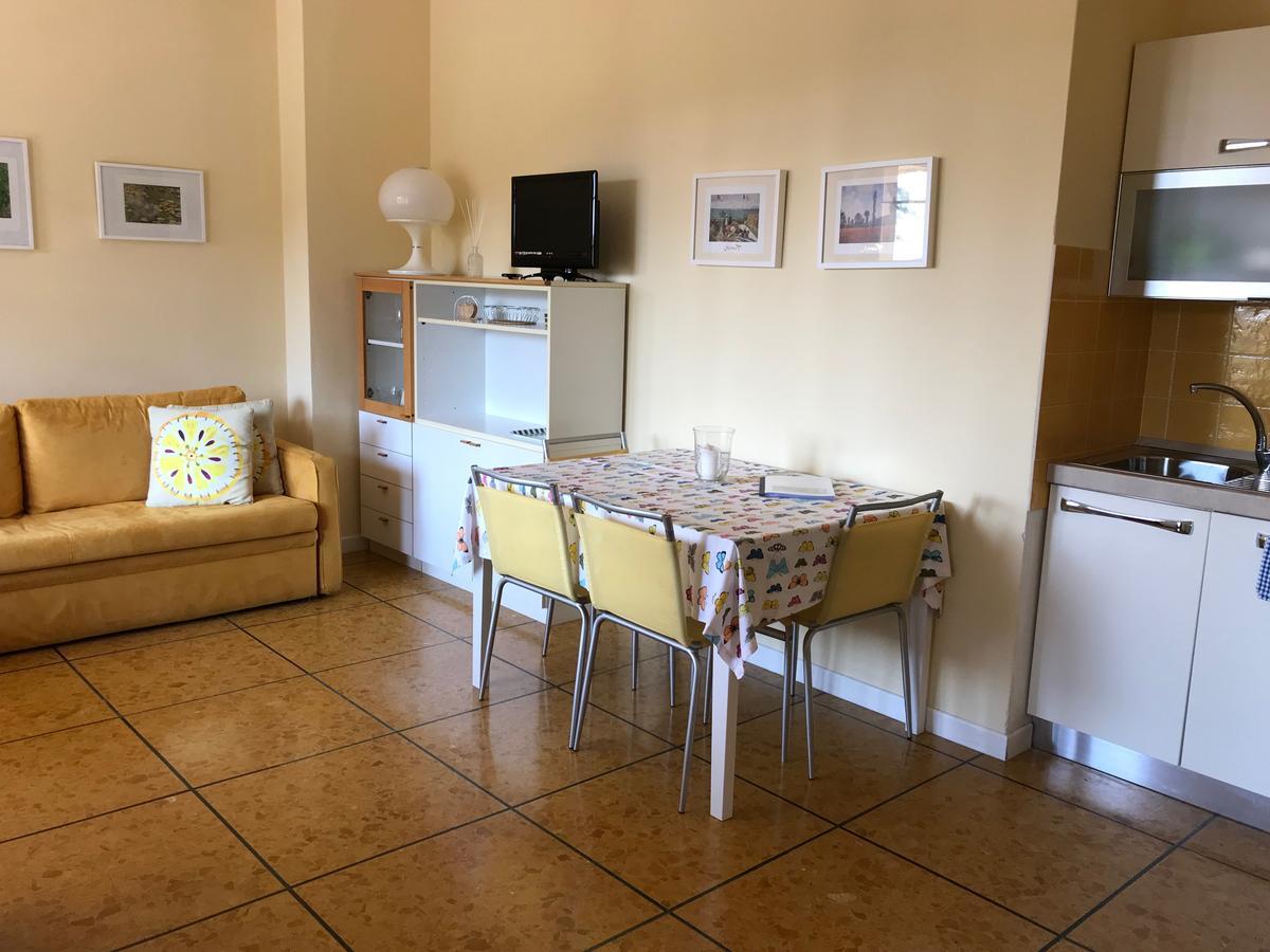 Residenza Le Logge Aparthotel Torri Del Benaco Eksteriør bilde
